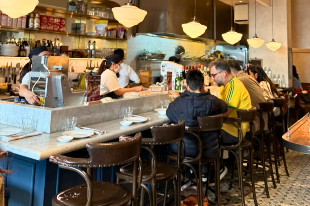 Interaction dans un petit commerce de Hong Kong illustrant la barrière linguistique limitée mais réelle