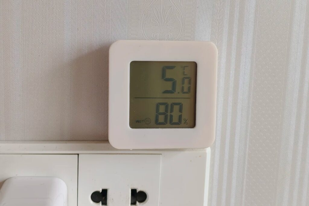 Intérieur d’un logement dans le sud de la Chine en hiver, sans chauffage central, où le froid humide se ressent même à l’intérieur
