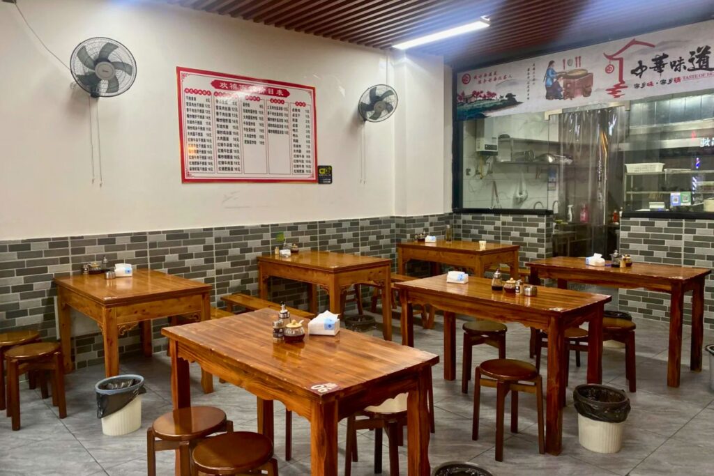 Intérieur d’un restaurant local en Chine, confort fonctionnel et quotidien loin des standards européens