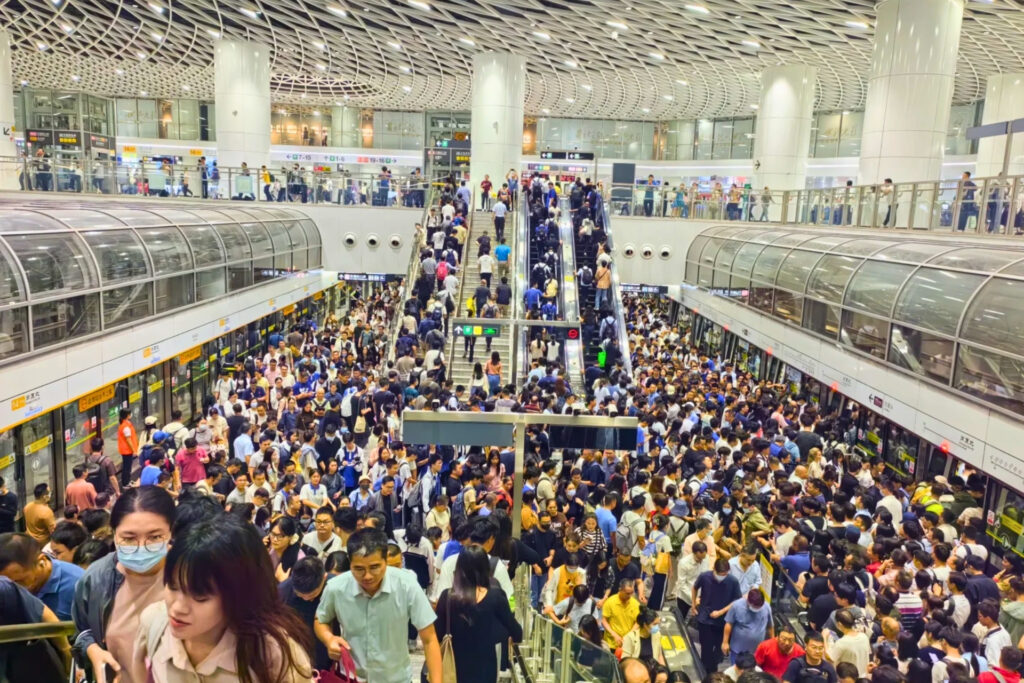 Passagers nombreux sur un quai de métro à Shenzhen aux heures de pointe dans une grande ville chinoise
