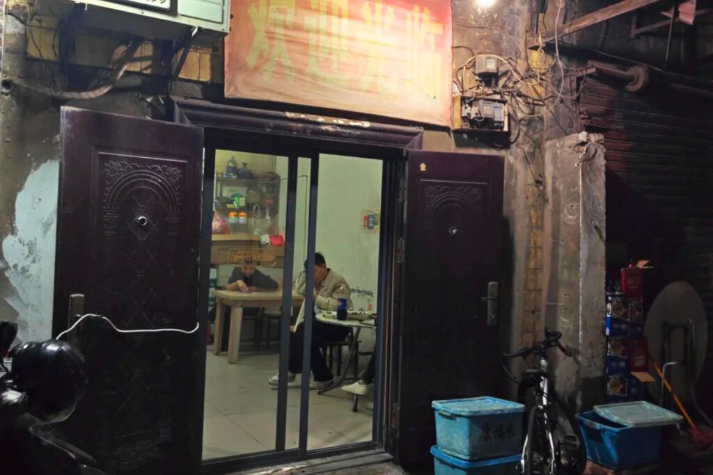 Petit restaurant local en Chine servant des plats du quotidien, souvent ignorés par les touristes malgré leur popularité auprès des habitants