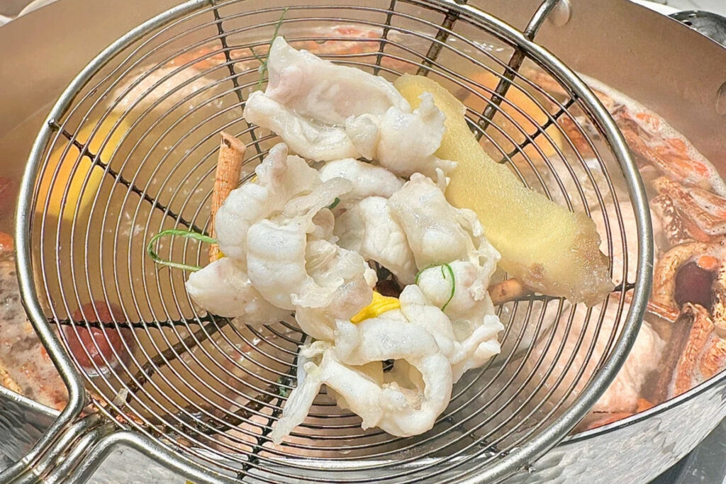 Poisson chinois à chair ferme appelé cuì ròu huàn servi à Shenzhen, texture croquante typique qui surprend les voyageurs