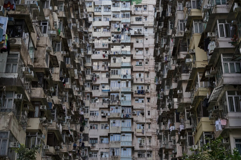 Quartier résidentiel dense à Hong Kong illustrant l’importance du choix de localisation