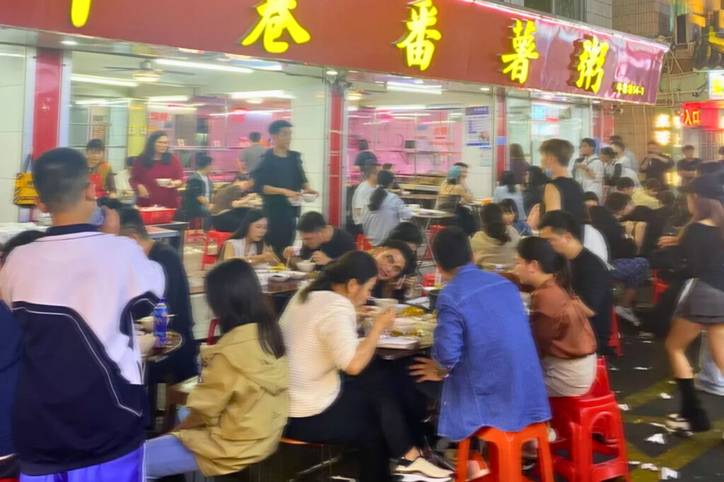 Repas pris sur le pouce dans une rue de Shenzhen, bols fumants et tables simples du quotidien