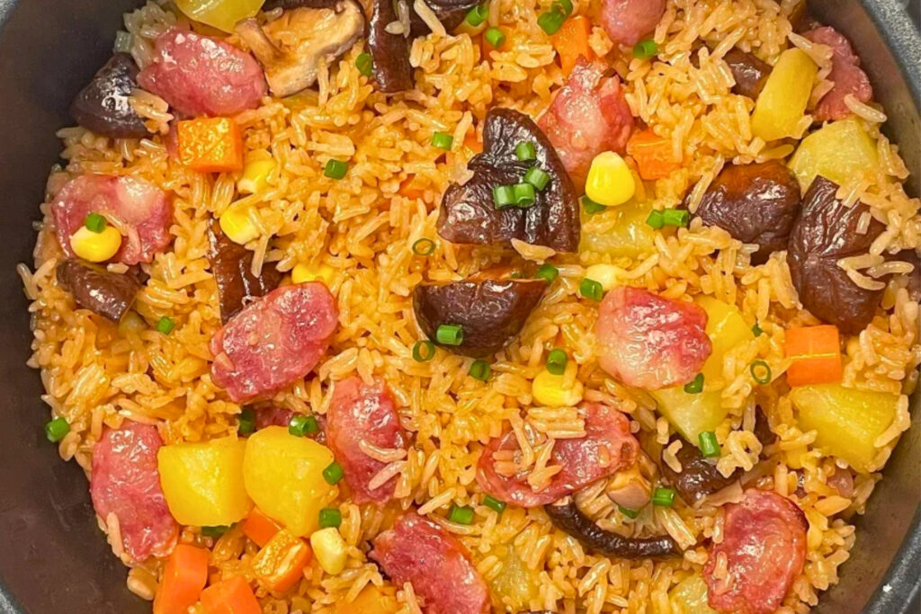 Saucisses cantonaises lap cheong servies avec du riz chaud à Shenzhen, ingrédient parfumé utilisé en accompagnement