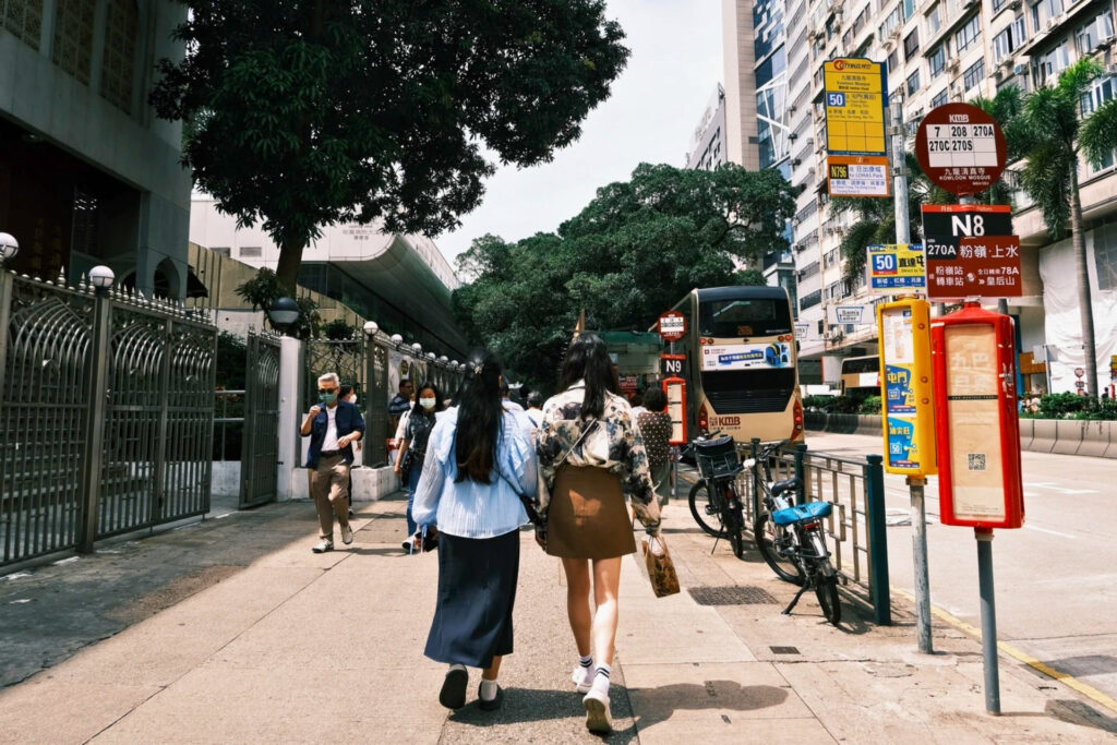 Scène de vie quotidienne à Hong Kong montrant le rythme dense et urbain de la ville