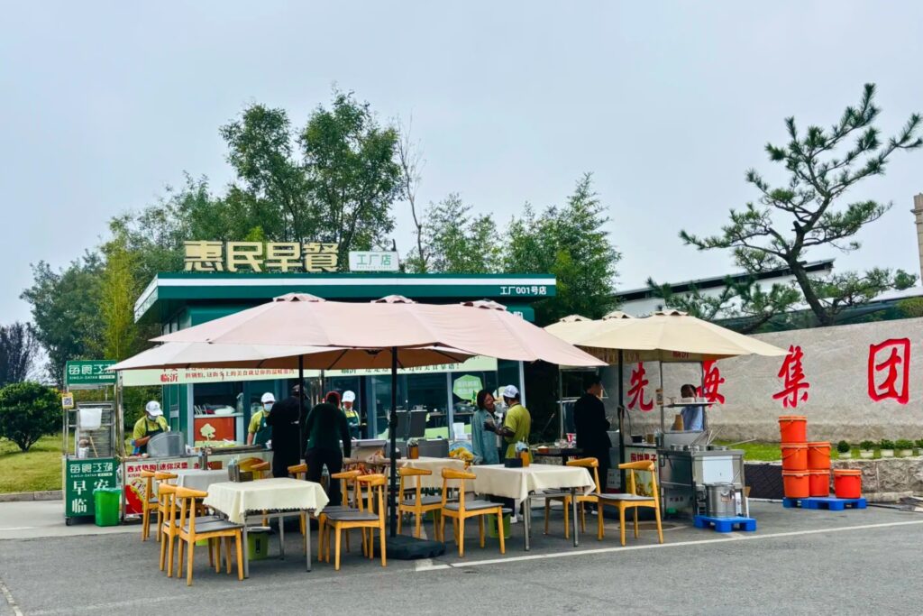 Scène quotidienne de restauration en Chine montrant la simplicité et la normalité des repas locaux