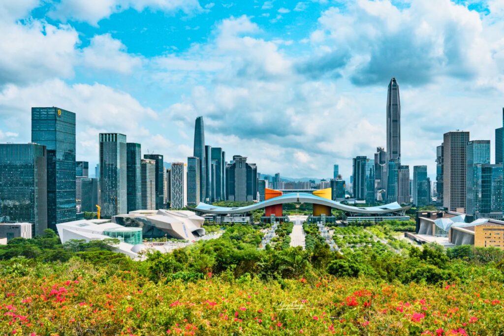 Shenzhen n’essaie pas d’impressionner _ elle avance, simplement, au rythme de ceux qui y vivent