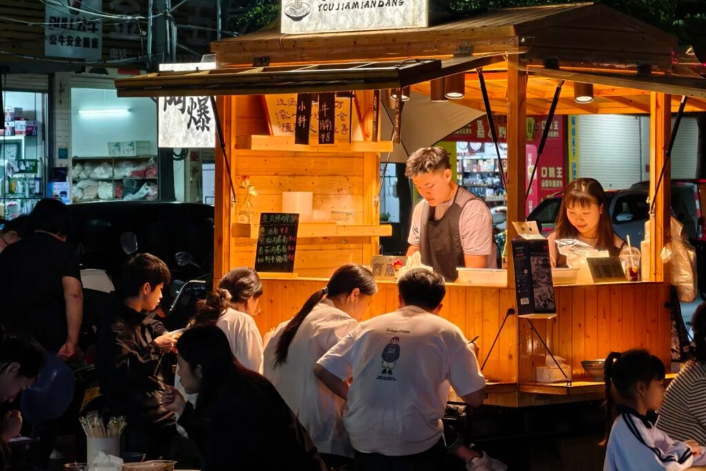 Stand de nourriture chinoise à une heure précise de la journée, illustrant l’importance du moment pour comprendre les plats locaux