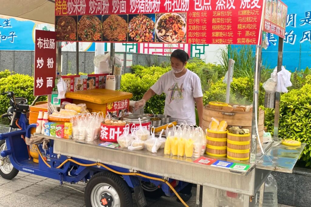 Stand de petit-déjeuner en Chine avec des habitants mangeant des plats chauds le matin