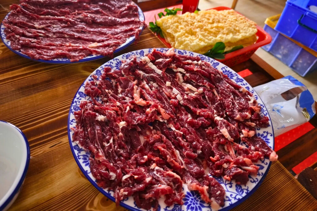 Tranches fines de bœuf Chaoshan dans un restaurant de Shenzhen, cuisson rapide dans un bouillon clair selon la tradition teochew