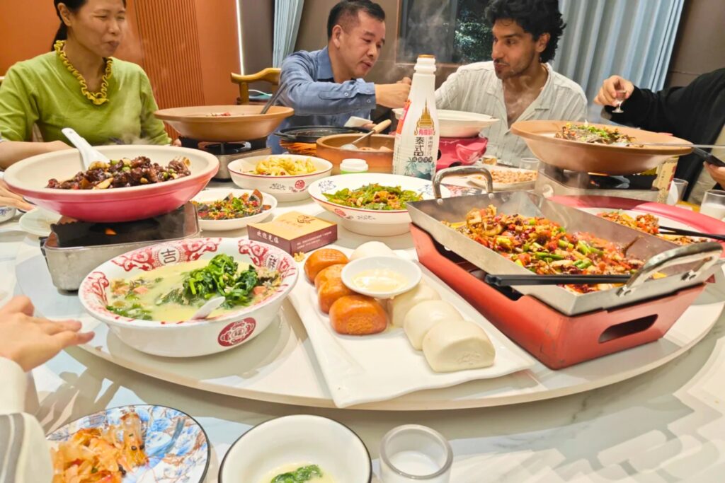 Voyageur mangeant  dans un restaurant chinois fréquenté par des locaux