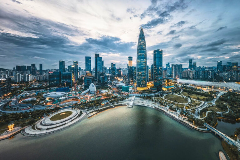 Vue d’ensemble du centre moderne de Shenzhen avec ses immeubles récents et son urbanisme contemporain