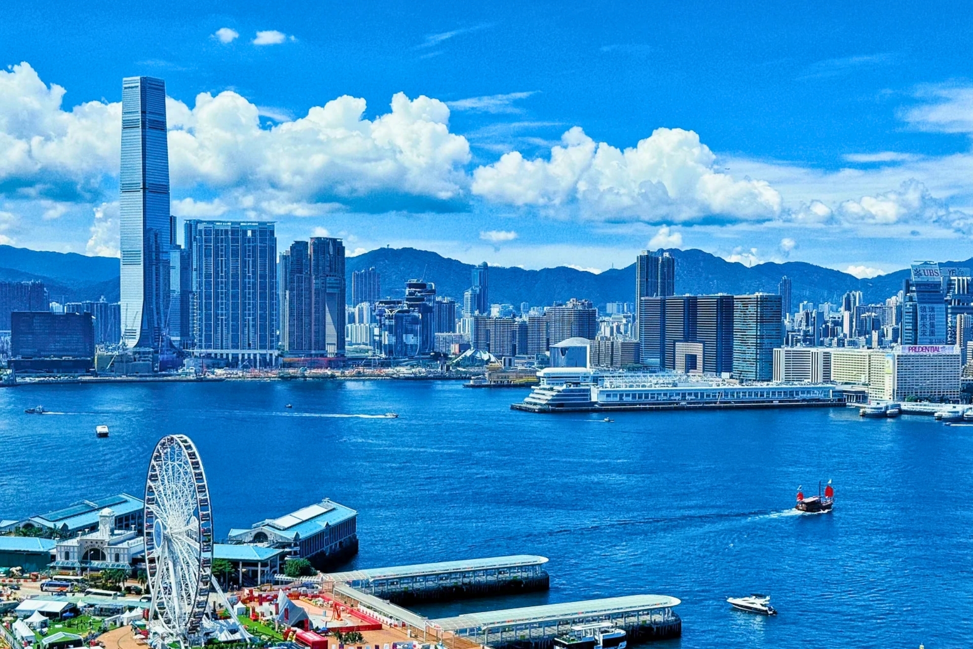 Vue urbaine dense de Hong Kong montrant la verticalité de la ville et son relief