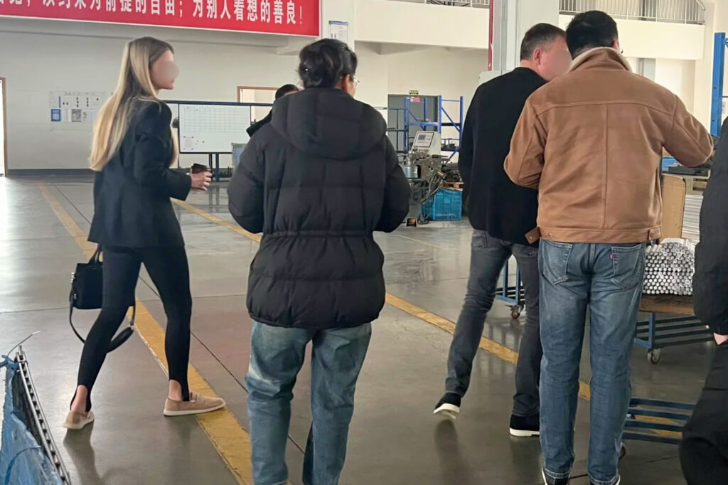 Discussion avec un responsable d’usine en Chine avant engagement