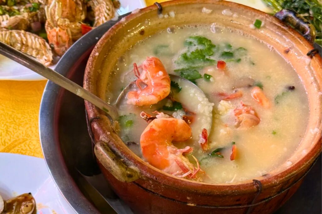 Bol de congee aux fruits de mer Hǎixiān zhōu 海鲜粥 spécialité cantonaise de Shenzhen