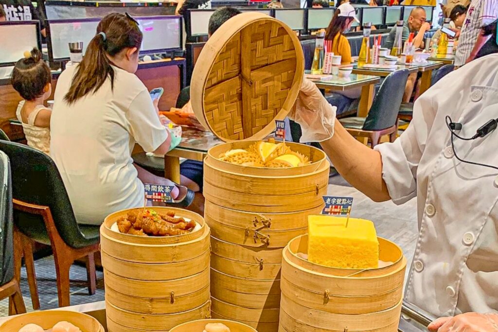 Dim sum cantonais traditionnels servis dans des paniers vapeur à Shenzhen