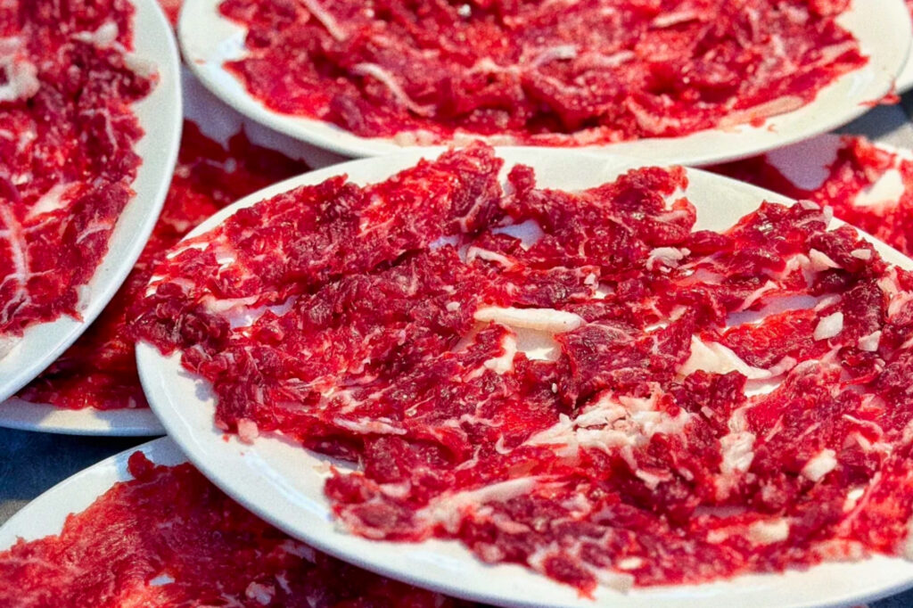 Fondue de bœuf Chaoshan (潮汕牛肉火锅) avec viande fraîchement tranchée