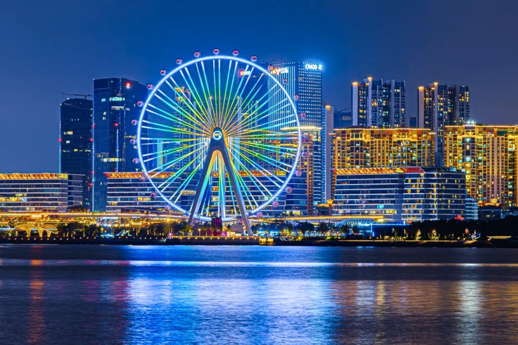Grande roue Bay Glory (湾区之光摩天轮) à OH Bay Shenzhen illuminée la nuit
