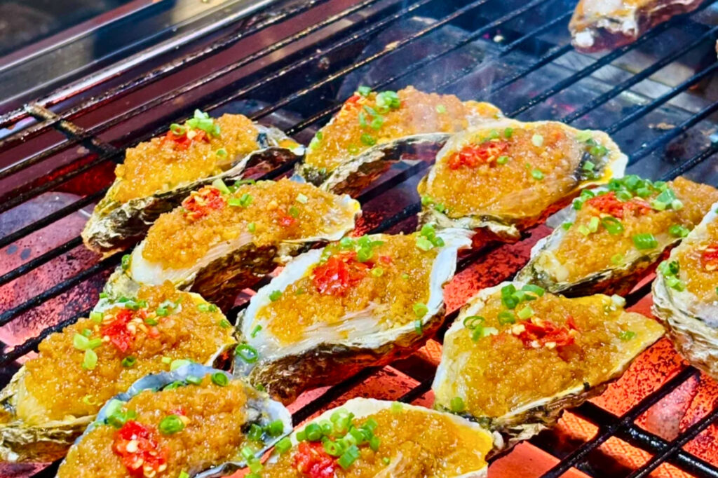 Huîtres grillées à l’ail Kǎo shēngháo 烤生蚝 dans un stand de street food à Shenzhen