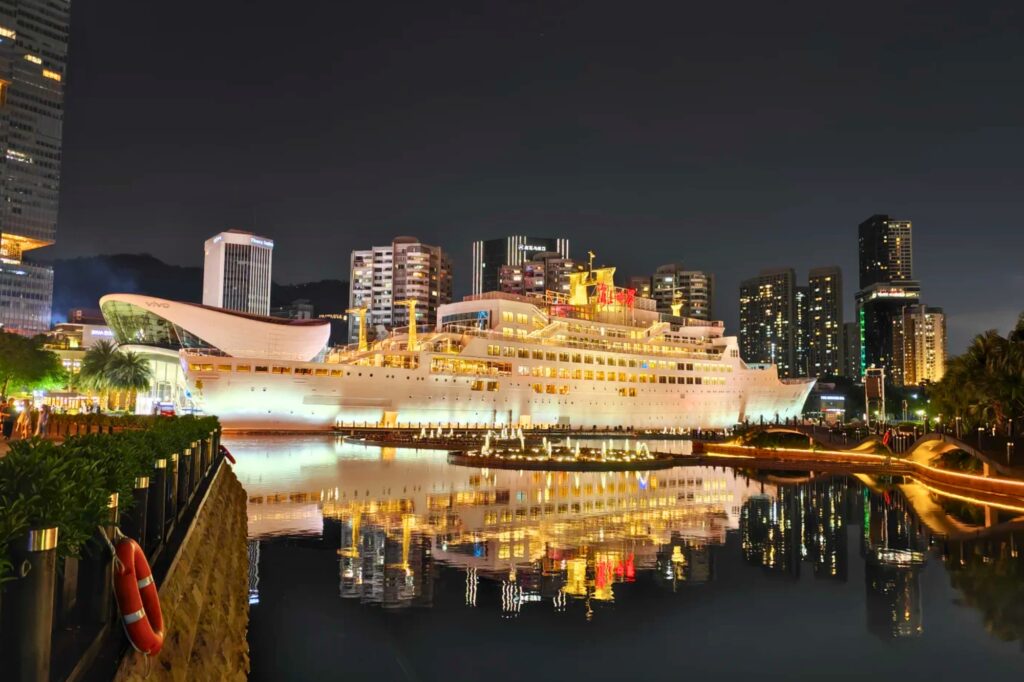 Le bateau Minghua (明华轮) au Sea World (海上世界) dans le quartier Shekou à Shenzhen