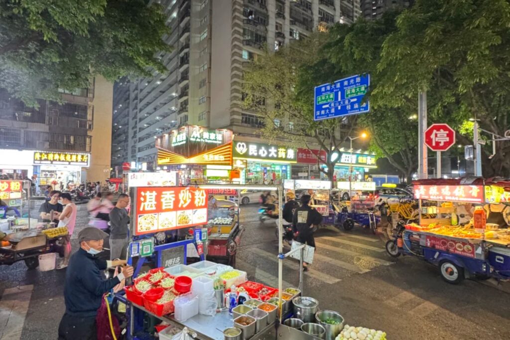 Marché nocturne de street food à Shenzhen avec stands de fruits de mer et barbecue