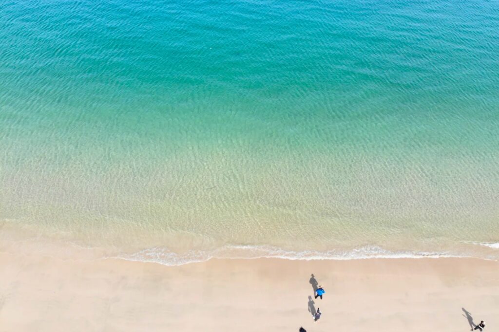 Plage de Judiaosha 桔钓沙 à Shenzhen avec sable blanc et eau turquoise – l'une des plus belles plages du Guangdong
