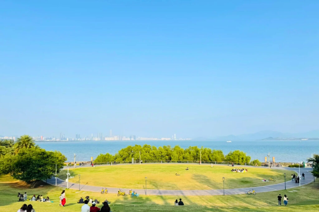 Promenade côtière du Shenzhen Bay Park (深圳湾公园) avec vue sur Hong Kong
