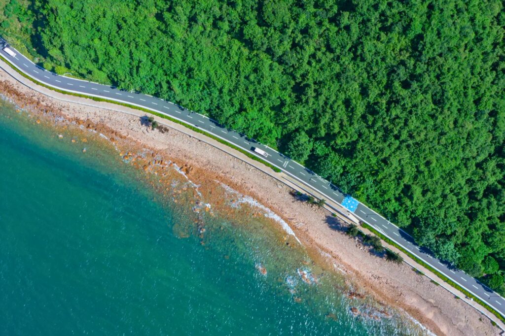 Route côtière de Yangmeikeng 杨梅坑 à Shenzhen avec vue sur la mer et falaises – célèbre spot de vélo et tournage du film The Mermaid