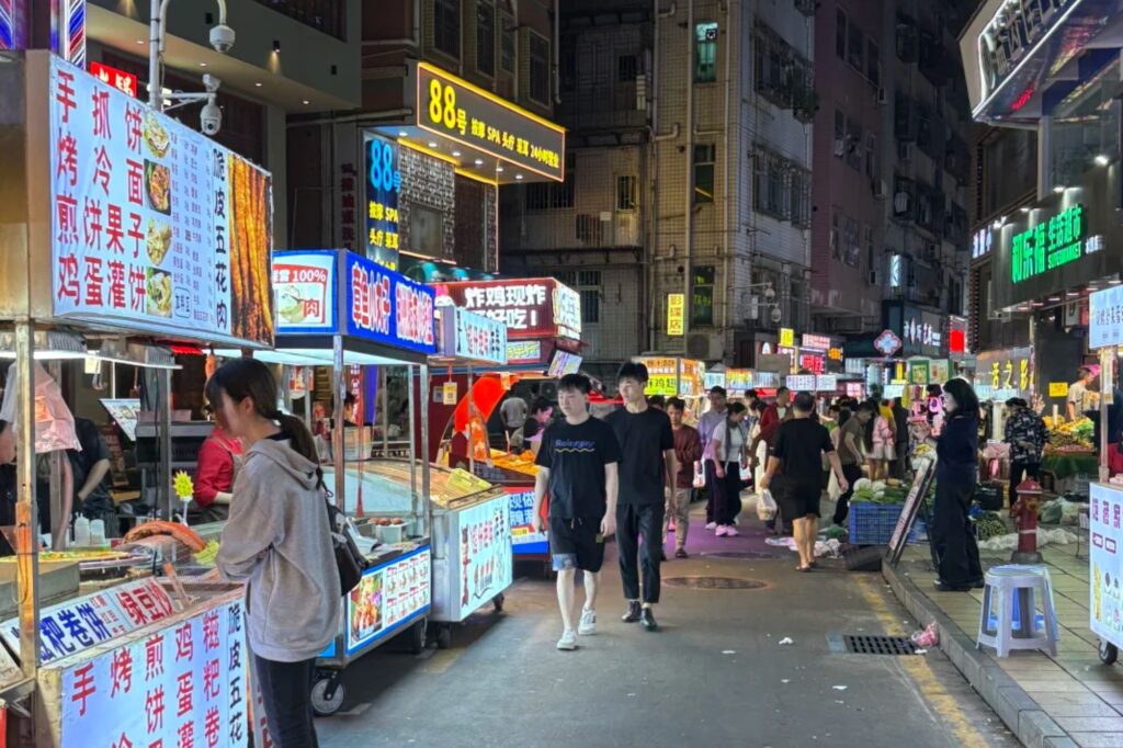 Rue gastronomique animée à Shenzhen avec restaurants et street food
