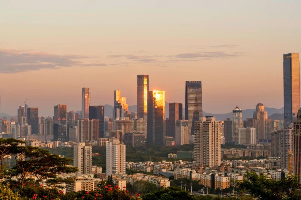 Skyline du quartier Futian à Shenzhen vue depuis Lianhuashan Park 莲花山公园 avec gratte-ciel et centre financier