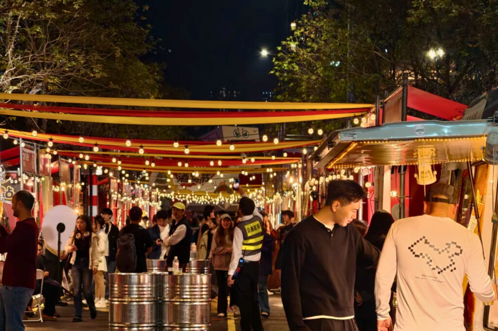 Street food de nuit à Shenzhen avec stands de barbecue et brochettes dans une rue animée