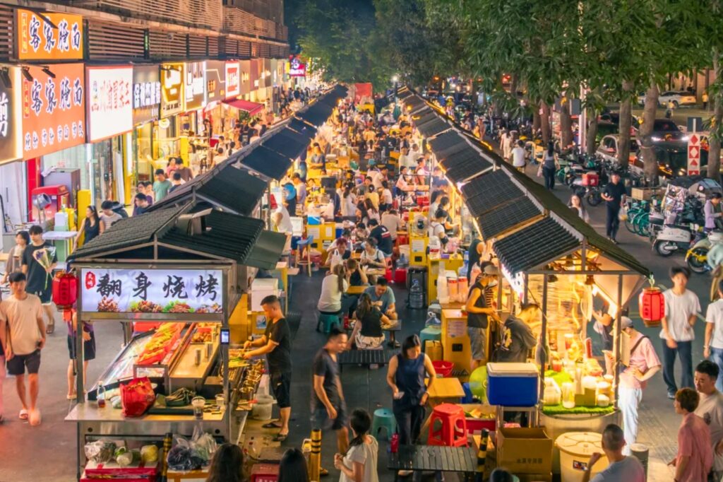 Street food nocturne à Shenzhen – stands de cuisine de rue dans le Guangdong en Chine