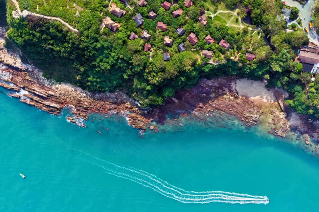 Vue aérienne de la péninsule de Dapeng 大鹏半岛 à Shenzhen avec mer turquoise et montagnes – côte sauvage du Guangdong