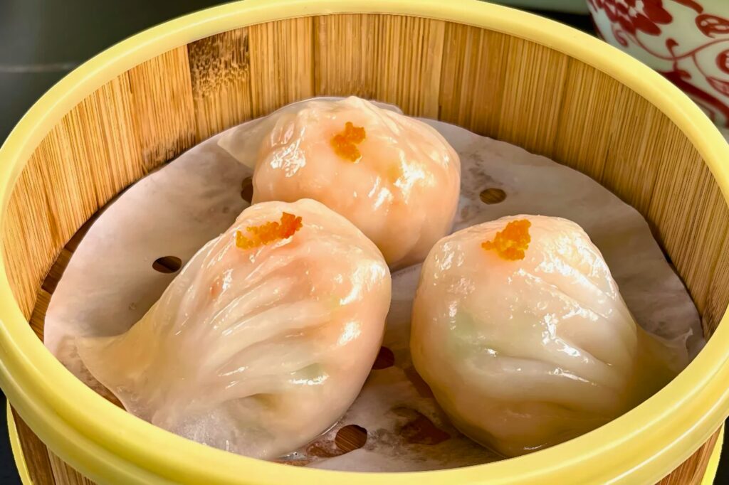 Xiā jiǎo (虾饺) raviolis cantonais aux crevettes servis en dim sum