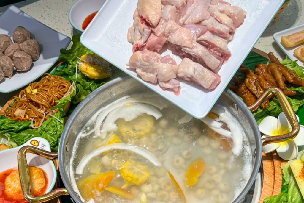 Yēzi jī (椰子鸡) poulet au bouillon de coco spécialité du sud de la Chine