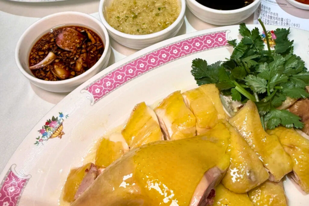 poulet blanc cantonais Báiqiē jī (白切鸡) servi avec sauce gingembre oignon vert