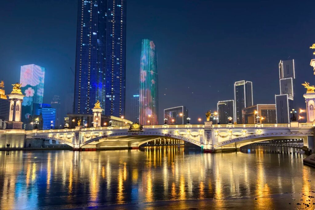 Beian Bridge 北安桥 illuminé la nuit à Tianjin