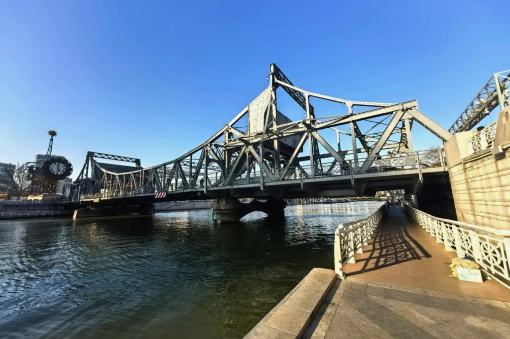Century Clock 世纪钟 et Jiefang Bridge 解放桥 à Tianjin