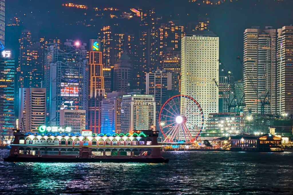 Victoria Harbour de nuit, quand la skyline de Hong Kong s’illumine face à Kowloon.