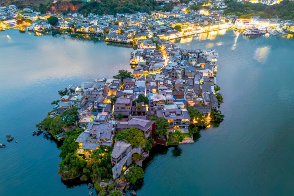 Vue panoramique de Shuanglang, l’un des plus beaux villages du lac Erhai à Dali