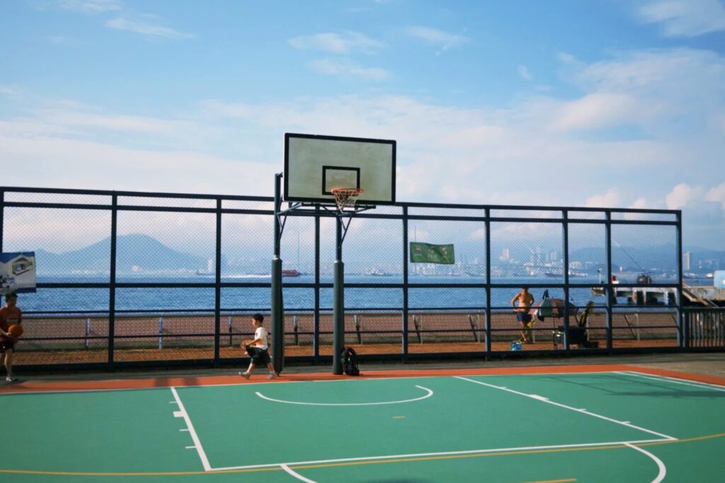 Terrain de sport en bord de mer à Kennedy Town 坚尼地城, spot emblématique pour sentir le Hong Kong local face à l’eau.
