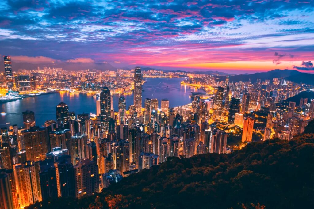 Jeux de lumière sur Victoria Harbour depuis Victoria Peak 太平山顶, l’un des plus beaux points de vue de Hong Kong.