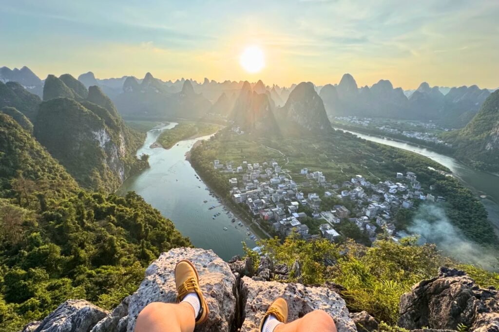 Panorama au coucher du soleil à Yangshuo, avec les reliefs karstiques qui se découpent dans la lumière dorée.
