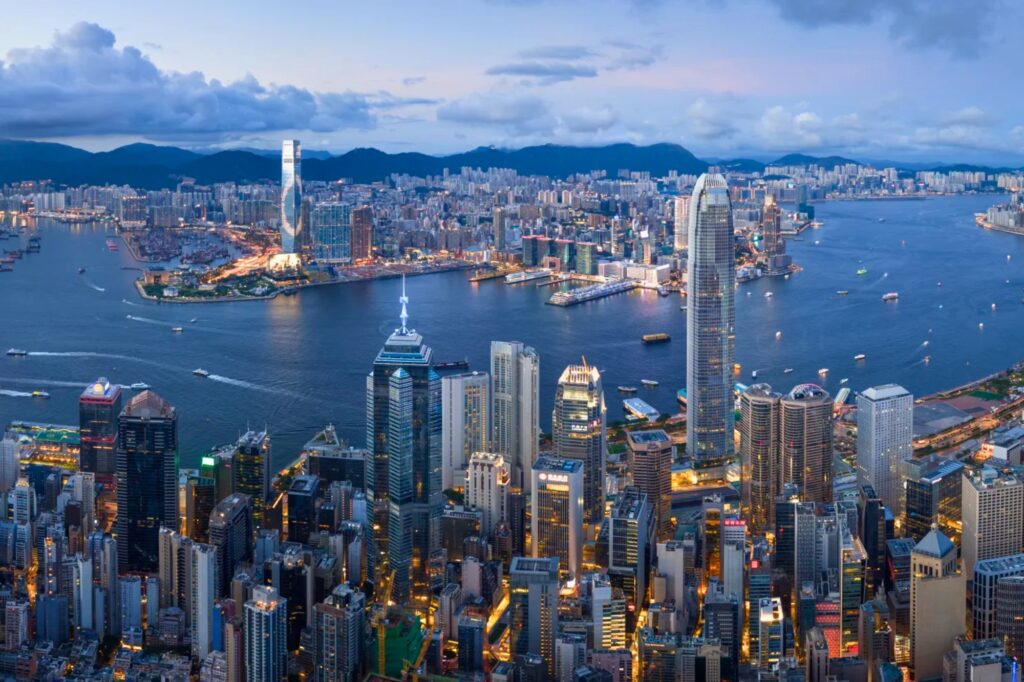 L’heure bleue depuis Victoria Peak 太平山顶, quand Hong Kong bascule doucement entre jour et nuit.